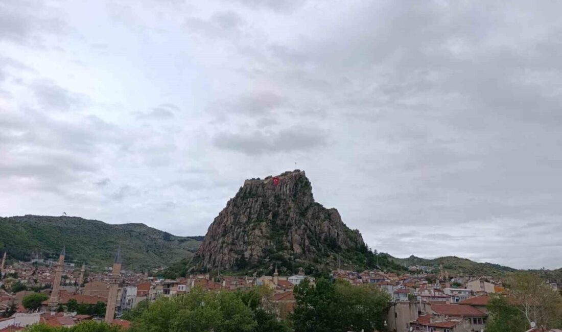 Güne yağmur yağışı ile başlayan Afyonkarahisar’da hava sıcaklıkları da hissedilir