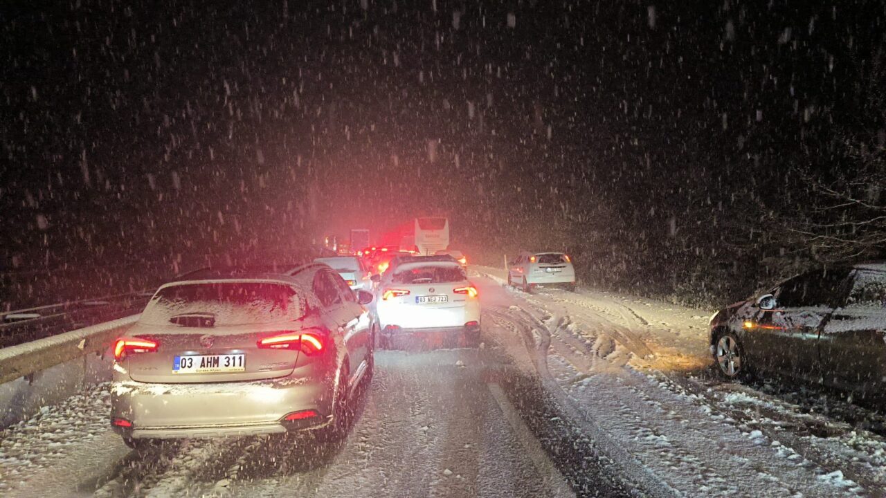 AFYONKARAHİSAR (AA) – Afyonkarahisar'da kar yağışı, bazı yollarda trafikte aksamaya