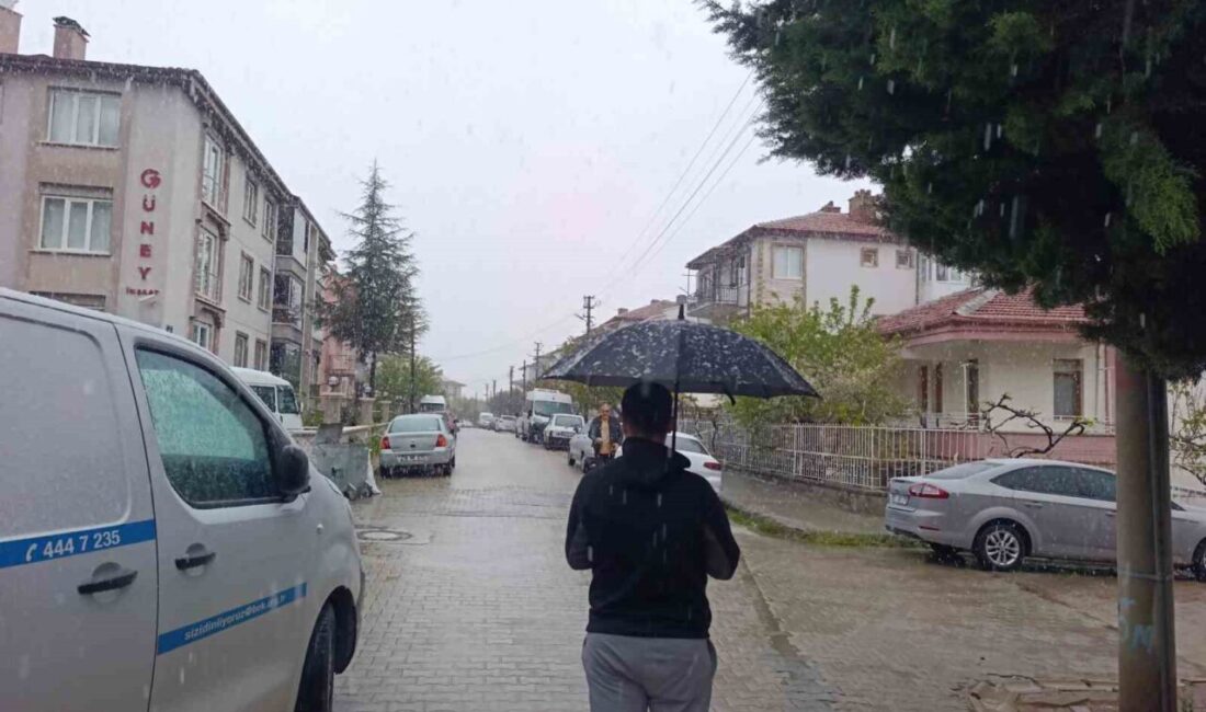 Afyonkarahisar’da kent merkezinde karla karışık yağmur etkili olurken, yüksek kesimlerde