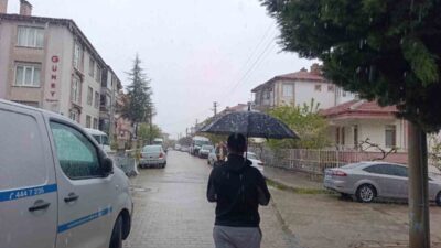 Afyonkarahisar’da kent merkezinde karla karışık yağmur etkili olurken, yüksek kesimlerde
