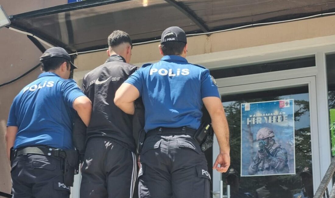 AFYONKARAHİSAR (AA) – Afyonkarahisar'da, kavga eden iki kadını ayırmak isteyen