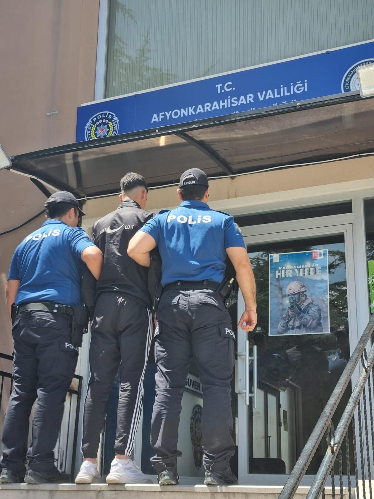 AFYONKARAHİSAR (AA) – Afyonkarahisar'da, kavga eden iki kadını ayırmak isteyen
