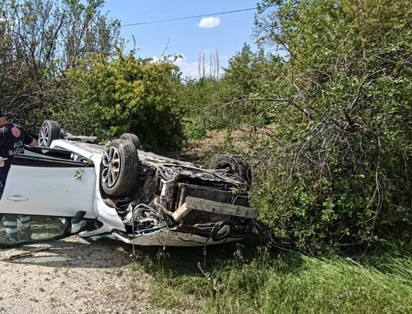 AFYONKARAHİSAR (AA) – Afyonkarahisar'ın Çay ilçesinde otomobilin devrilmesi sonucu 4