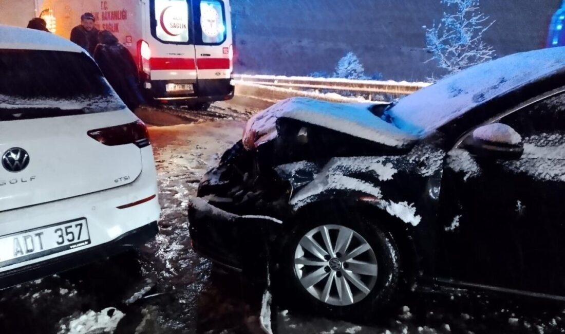 AFYONKARAHİSAR (AA) – Afyonkarahisar'da üç otomobilin karıştığı zincirleme trafik kazasında