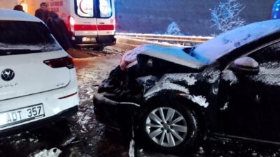 AFYONKARAHİSAR (AA) – Afyonkarahisar'da üç otomobilin karıştığı zincirleme trafik kazasında