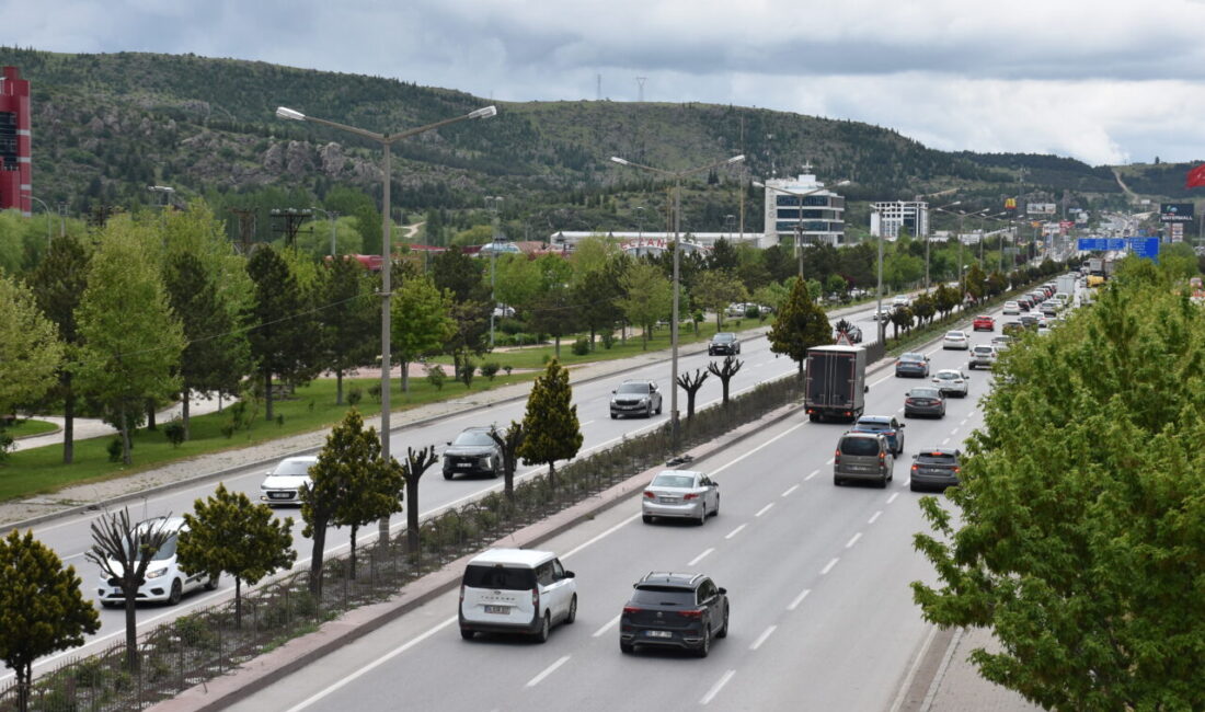 AFYONKARAHİSAR (AA) – Kurban Bayramı tatilini memleketlerinde geçirmek için yola