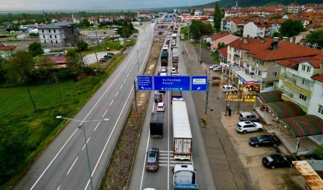 Bayram tatilini fırsat bilen vatandaşlar Afyonkarahisar’daki kara yollarında trafik yoğunluğuna