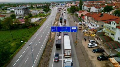 Bayram tatilini fırsat bilen vatandaşlar Afyonkarahisar’daki kara yollarında trafik yoğunluğuna