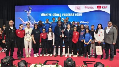 Kars’ta düzenlen U15 Türkiye Güreş Şampiyonasına katılan Afyonkarahisar’lı sporcular yarışmada