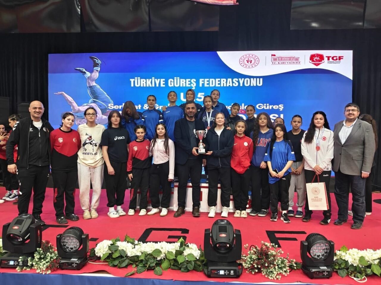 Kars’ta düzenlen U15 Türkiye Güreş Şampiyonasına katılan Afyonkarahisar’lı sporcular yarışmada