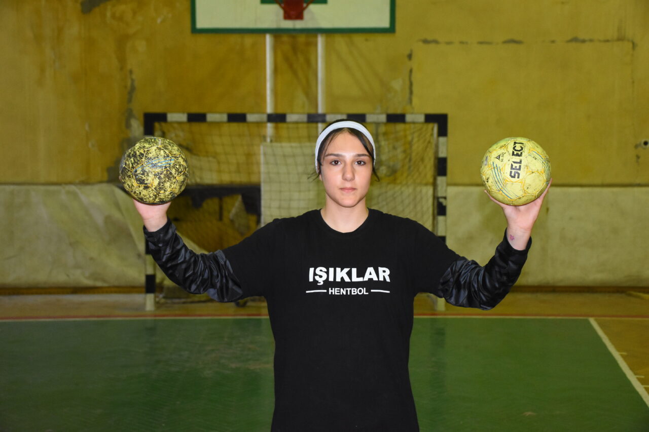 - Afyonkarahisar Işıklar Şeker Ortaokulu'nun beden eğitimi öğretmeni Sadık Eker:
"Bu