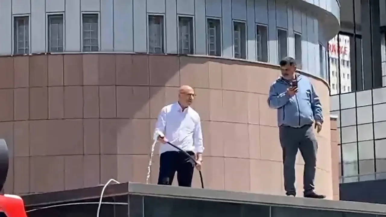 Mahmut Tanal hortumla bekliyor!