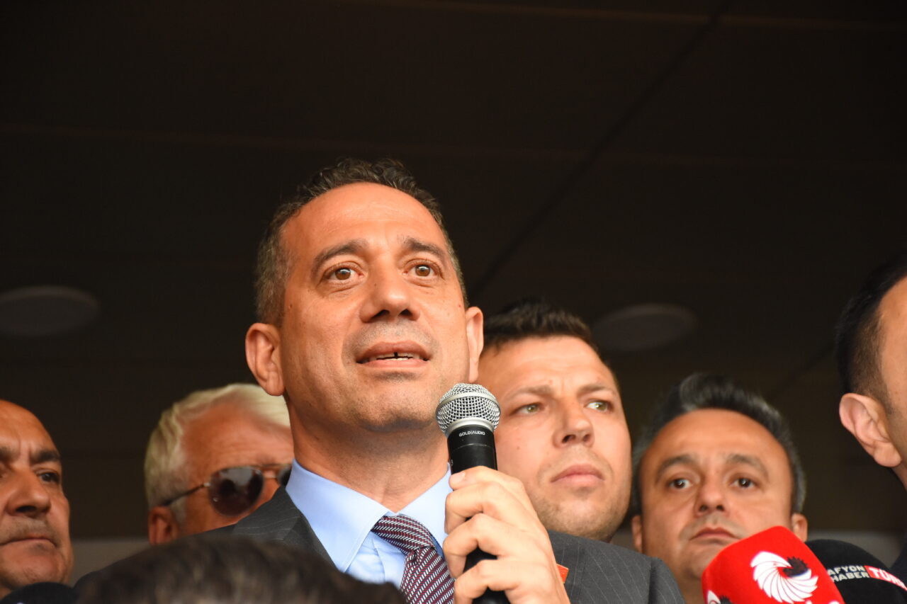 - "Üzülmeyin, moralinizi bozmayın. Sakın korkmayın. Dalları budanan ağaç daha