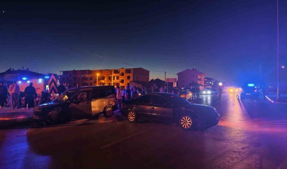 Afyonkarahisar’da iki otomobilin çarpışması sonucu meydana gelen trafik kazasında üçü