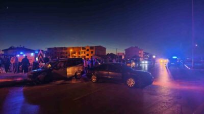 Afyonkarahisar’da iki otomobilin çarpışması sonucu meydana gelen trafik kazasında üçü