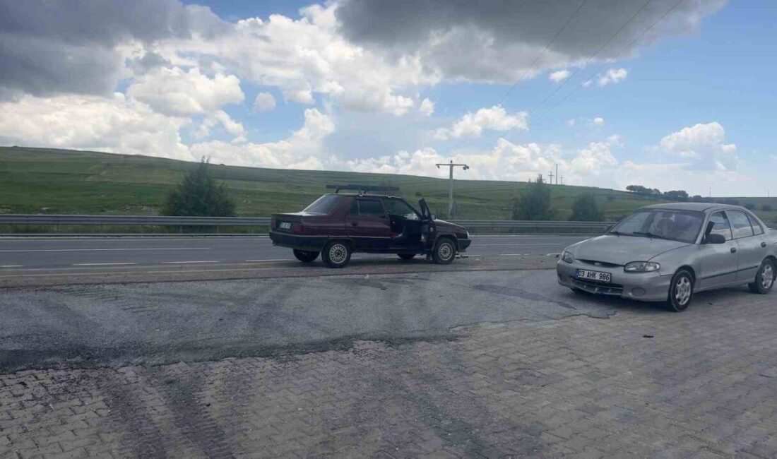 Afyonkarahisar’da akaryakıt istasyonuna girmek için yavaşlayan otomobile arkadan gelen aracın