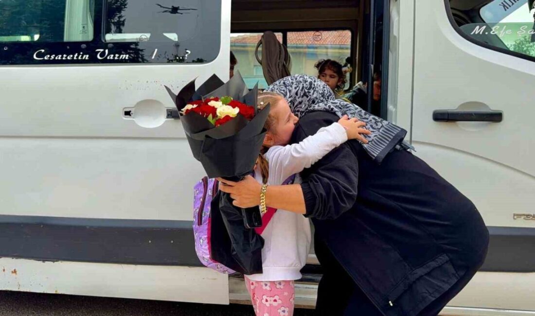 Afyonkarahisar’da 3 çocuk annesi genç kadın servis şoförlüğü yaptığı aracında