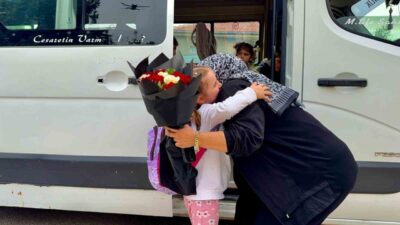 Afyonkarahisar’da 3 çocuk annesi genç kadın servis şoförlüğü yaptığı aracında