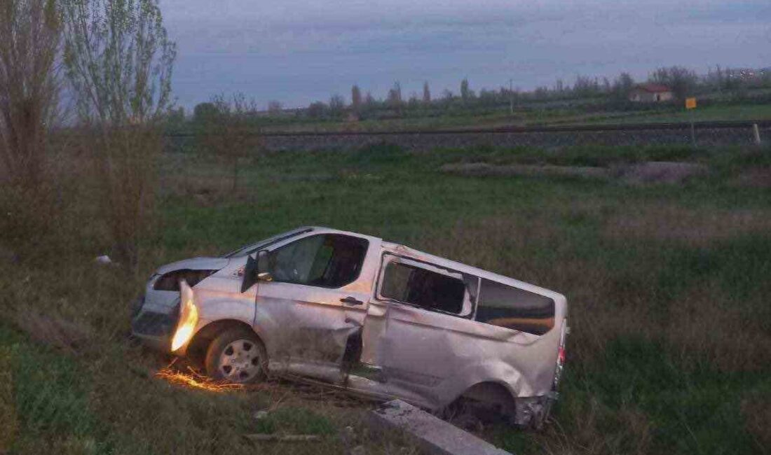 Afyonkarahisar’da minibüs ile otomobilin çarpışması sonucu meydana gelen trafik kazasında