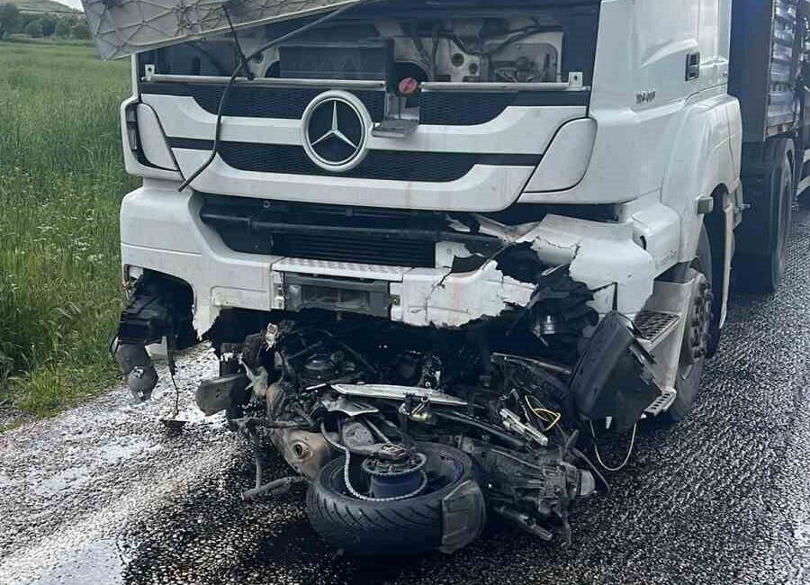 Afyonkarahisar’da kullandıkları motosikletle tırın altına giren çiftten koca olay yerinde