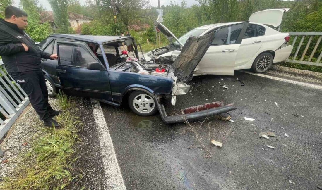 Afyonkarahisar’da iki otomobilin kafa kafaya çarpıştığı trafik kazasında 4 kişi