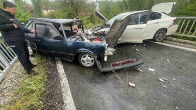 Afyonkarahisar’da iki otomobilin kafa kafaya çarpıştığı trafik kazasında 4 kişi