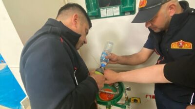 Afyonkarahisar’da parmağına yüzük sıkışan bir vatandaşın imdadına itfaiye ekipleri yetişirken,