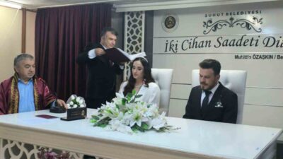 Afyonkarahisar’da dünyaevine giren polis çift, nikaha süsledikleri ekip otosuyla geldi.