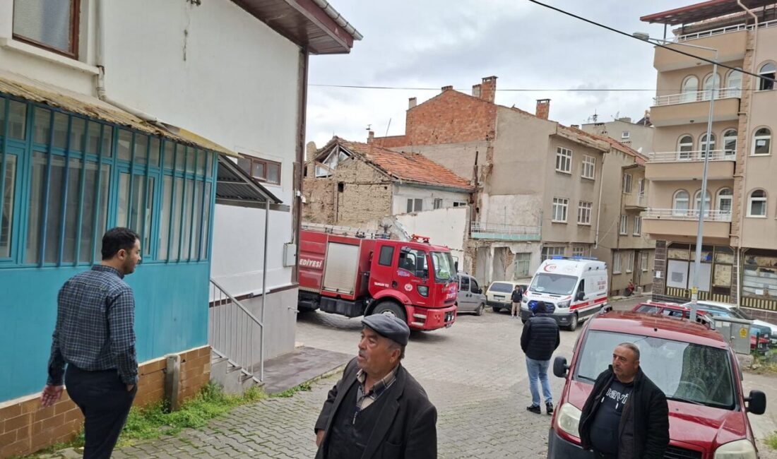AFYONKARAHİSAR (AA) – Sandıklı'da iki katlı evin arka kısmında göçük