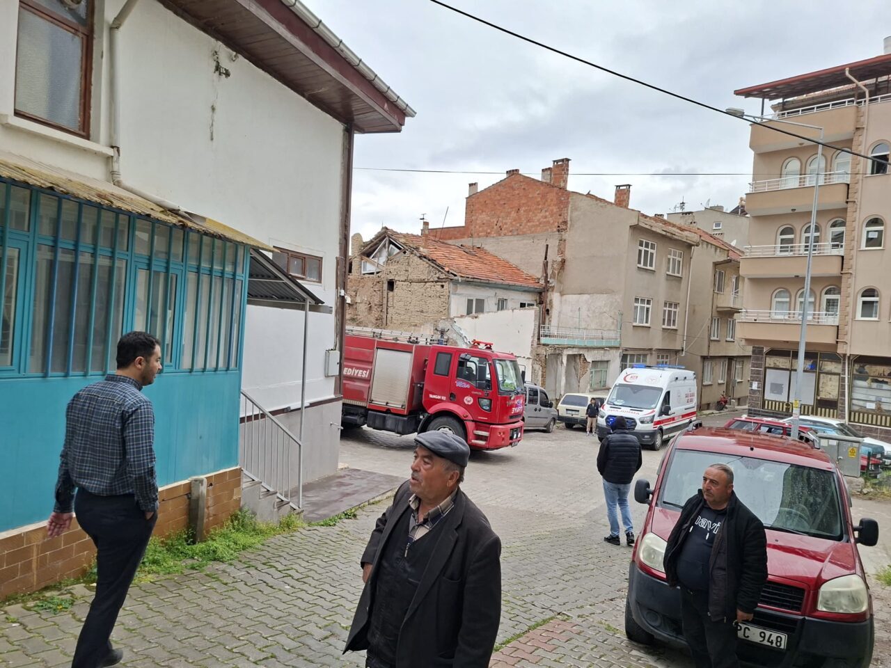 AFYONKARAHİSAR (AA) – Sandıklı'da iki katlı evin arka kısmında göçük