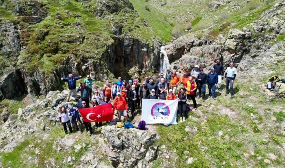 Afyonkarahisar Doğa Sporları Derneği (AFDOS) üyeleri yaklaşık 3 kilometre tırmanış