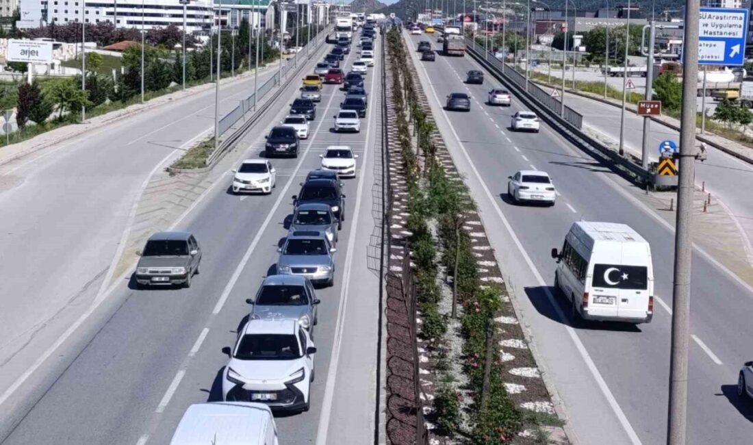 Tatilcilerin dönüş yoluna gecmesiyla Afyonkarahisar’daki karayollarında araç yoğunluğu oluşmaya başladı.