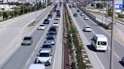 Tatilcilerin dönüş yoluna gecmesiyla Afyonkarahisar’daki karayollarında araç yoğunluğu oluşmaya başladı.
