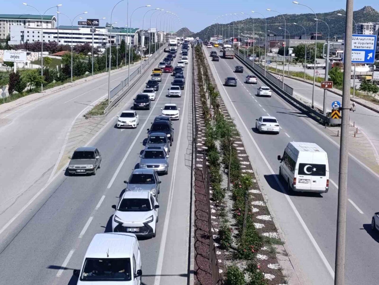 Tatilcilerin dönüş yoluna gecmesiyla Afyonkarahisar’daki karayollarında araç yoğunluğu oluşmaya başladı.