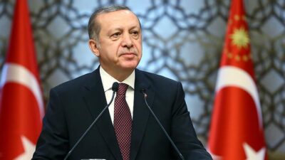 “Kurban Bayramı bir teslimiyet ve yakınlaşmadır” Bayram namazı çıkışında cemaatle