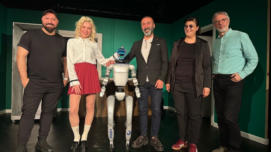 “Robotik Bir Aşk Hikayesi” alt başlığını taşıyan ve 17 Mayıs’ta