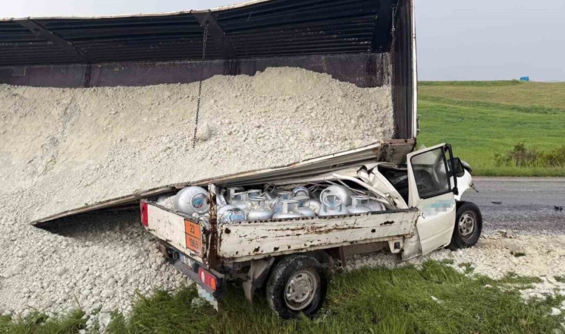 Afyonkarahisar’da kontrolden çıkan kum yüklü tırın üzerine devrildiği kamyonetin sürücüsü