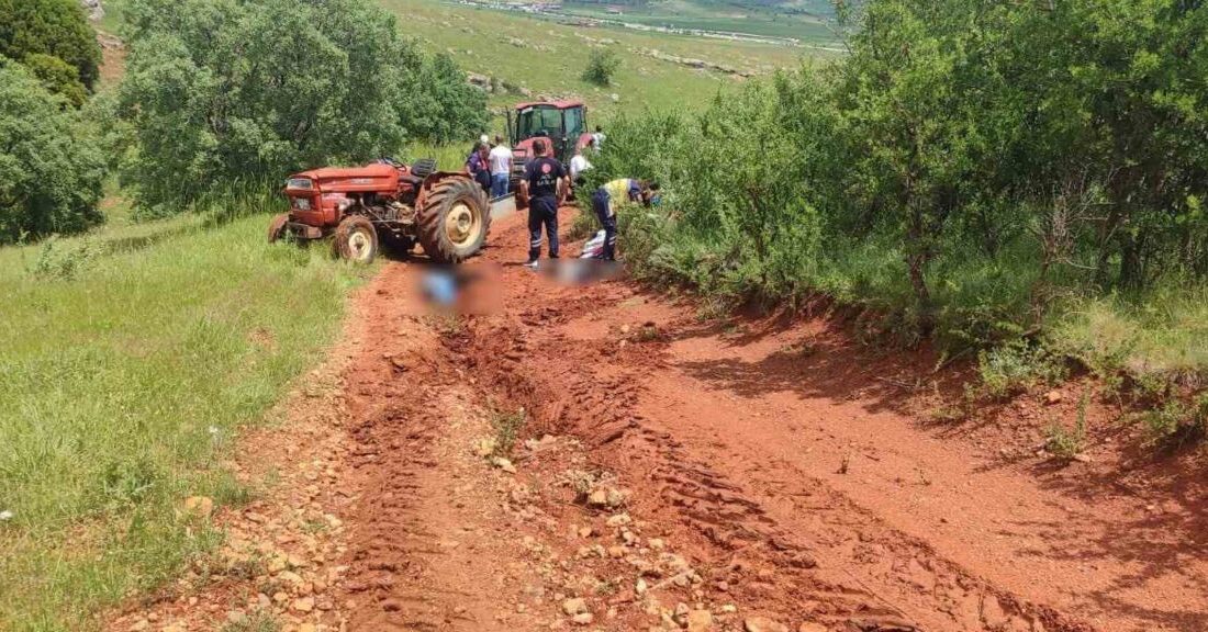 Afyonkarahisar’da traktörün devrilmesi sonucu meydana gelen trafik kazasında biri çocuk