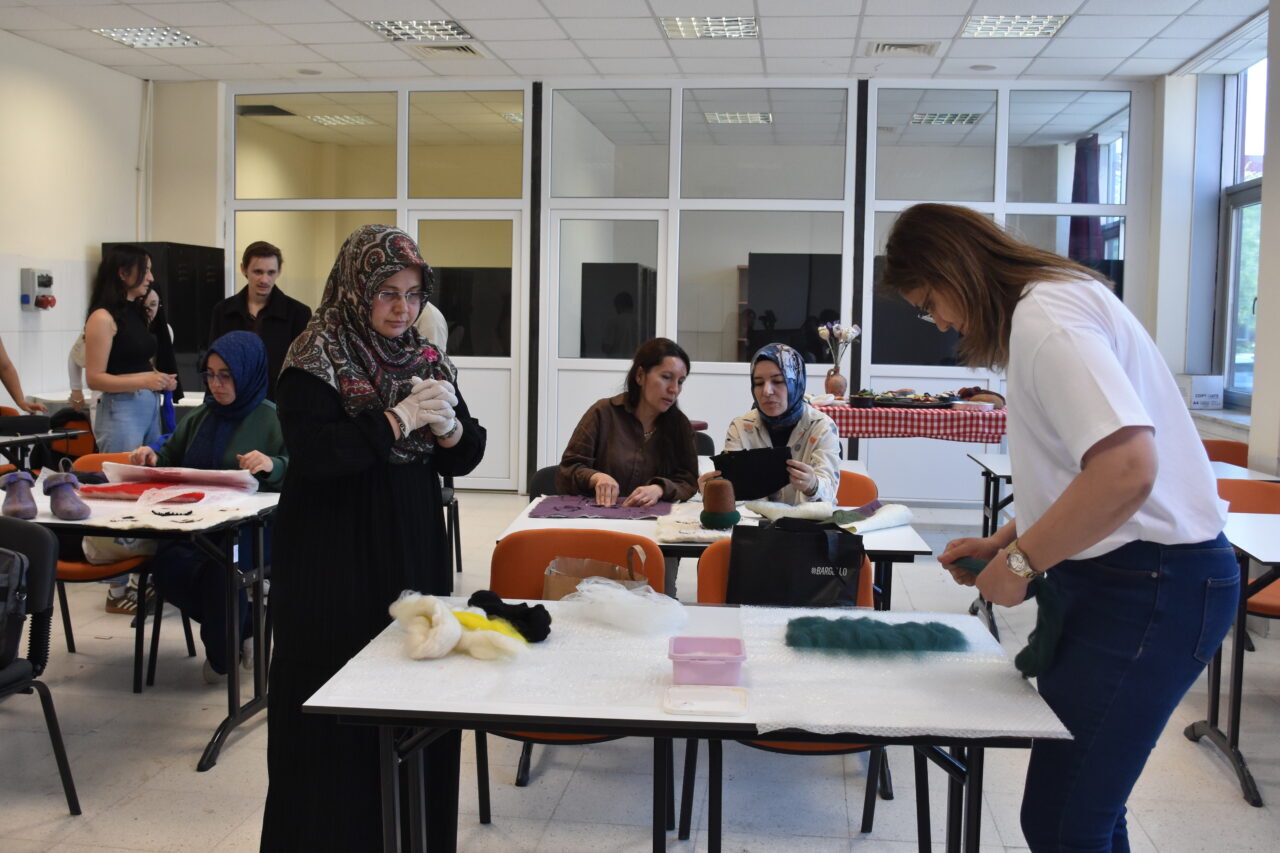 - Afyon Kocatepe Üniversitesi Güzel Sanatlar Fakültesi öğrencileri, kentin kaymak,