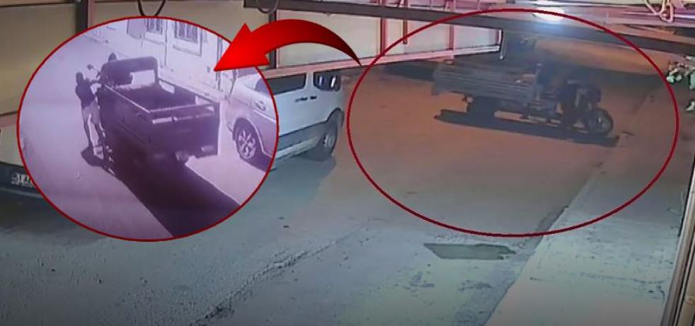 Esnafın motosikletini çalan hırsızlar kamerada