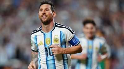 Arjantinliler 5. dakikada Messi’nin attığı golle sevinirken, Cezayirliler 9. dakikada