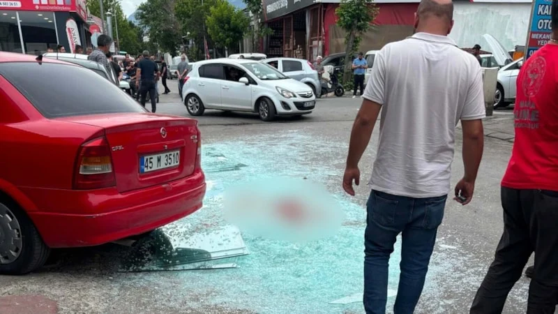 Üzerine dev cam levha düştü! Arkadaşları yardıma koştu ama…