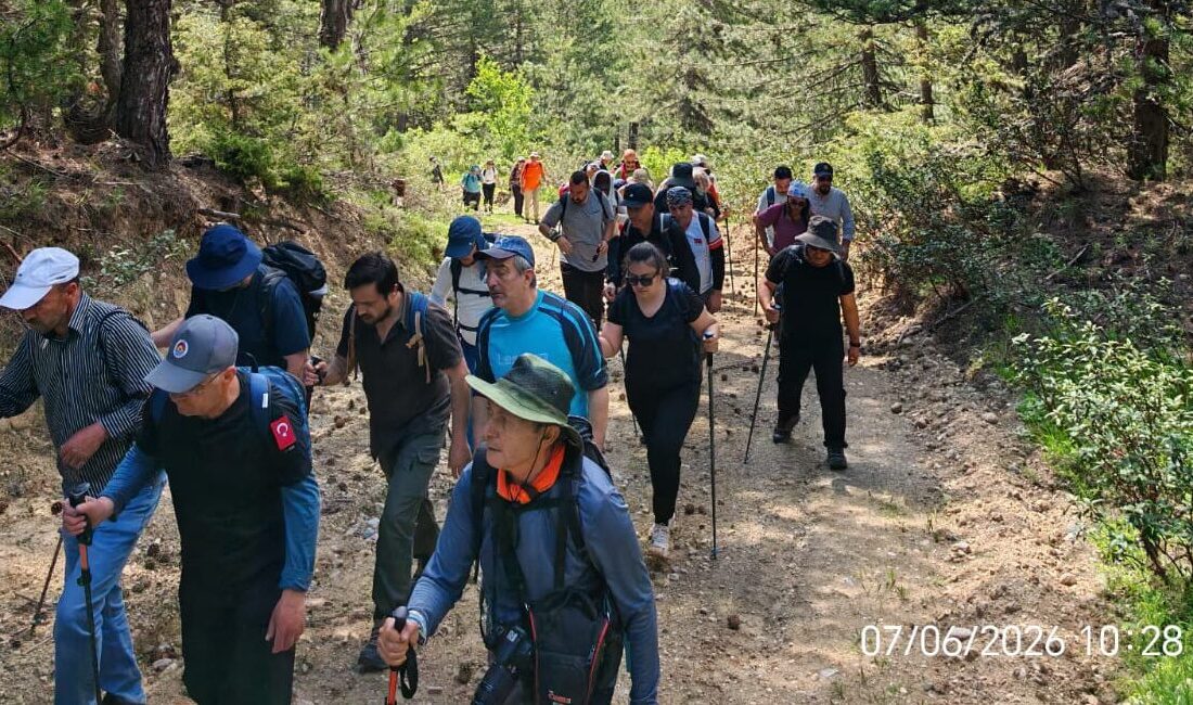 Yürüyüş boyunca temiz havanın ve eşsiz manzaranın tadını çıkaran AFDOS