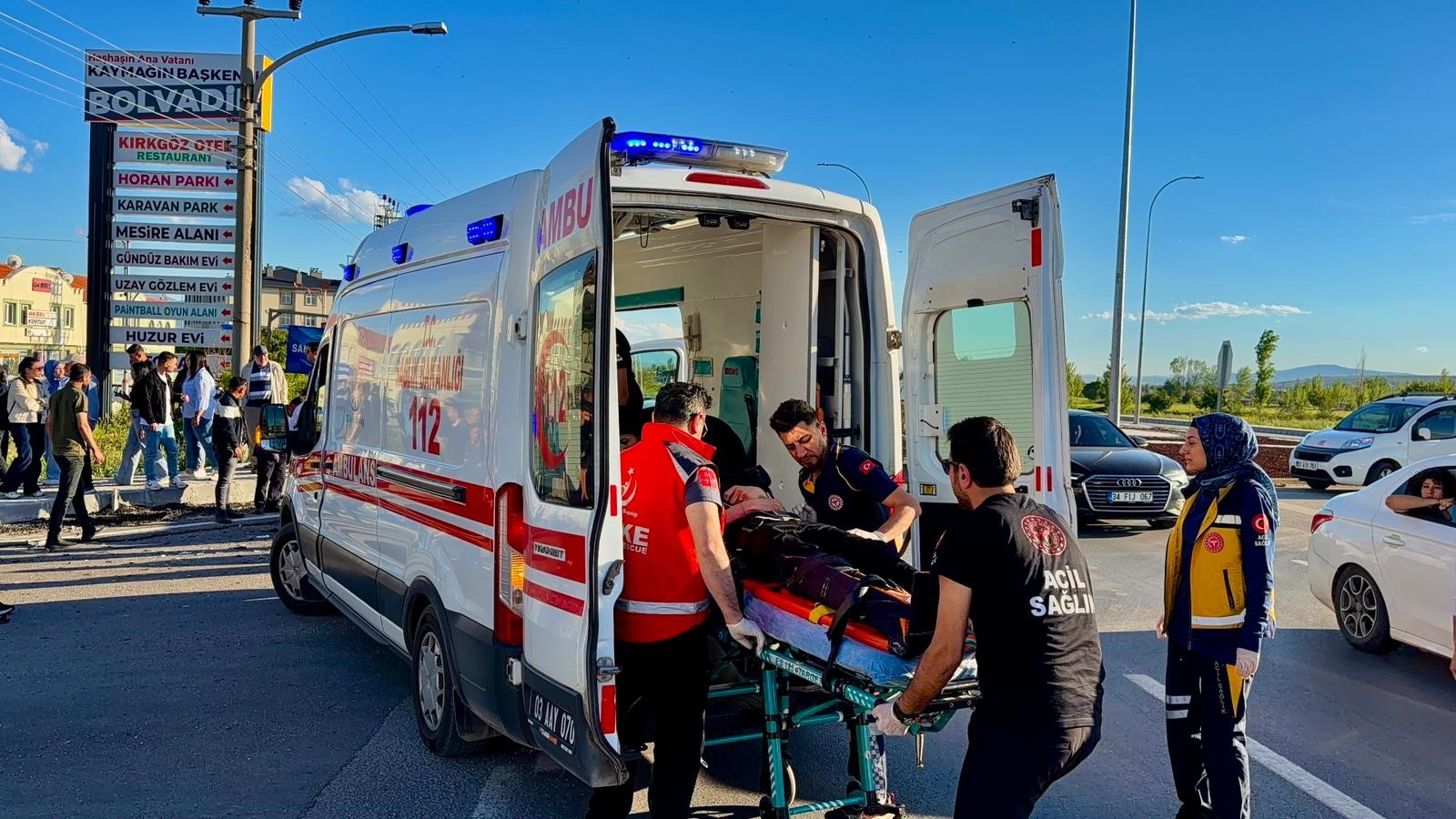 Afyonkarahisar’da korkutan çarpışma! Otomobil tur otobüsüne arkadan daldı