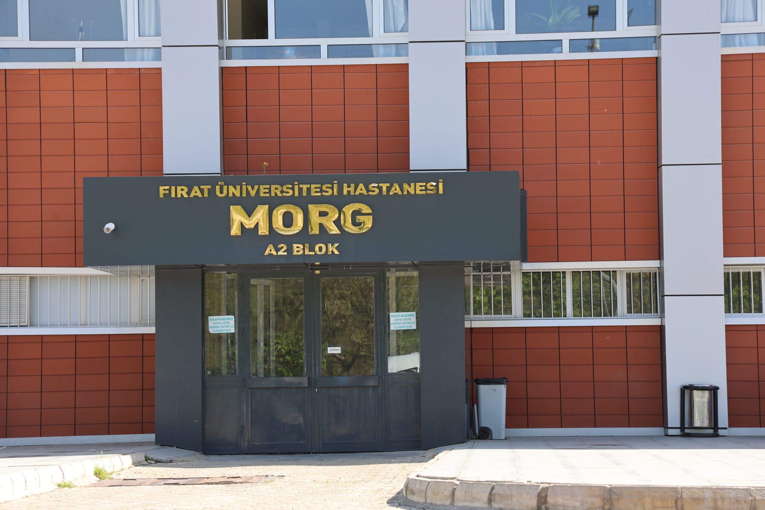 Beton bloğun altında kalan işçi can verdi!