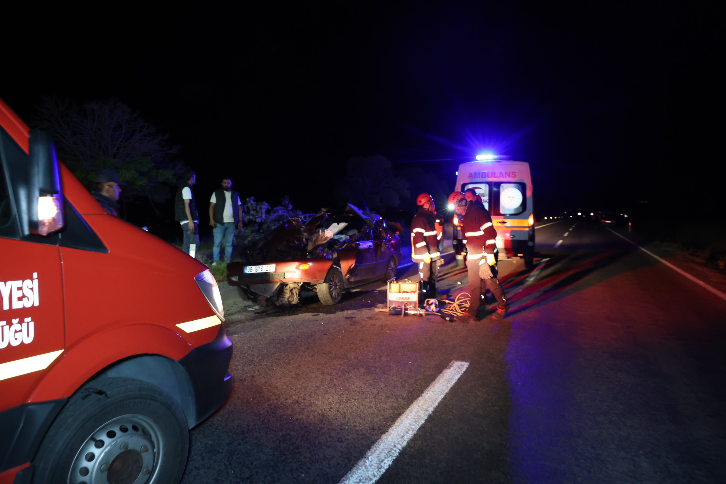 Feci kazada tırın tamponu otomobile ok gibi saplandı