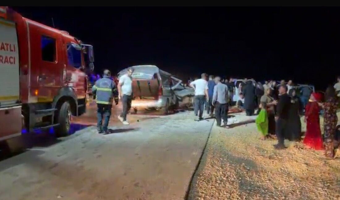 ESKİ NİZİP YOLUNDA OTOMOBİL VE MİDİBÜS KAFA KAFAYA ÇARPIŞTI Korkunç