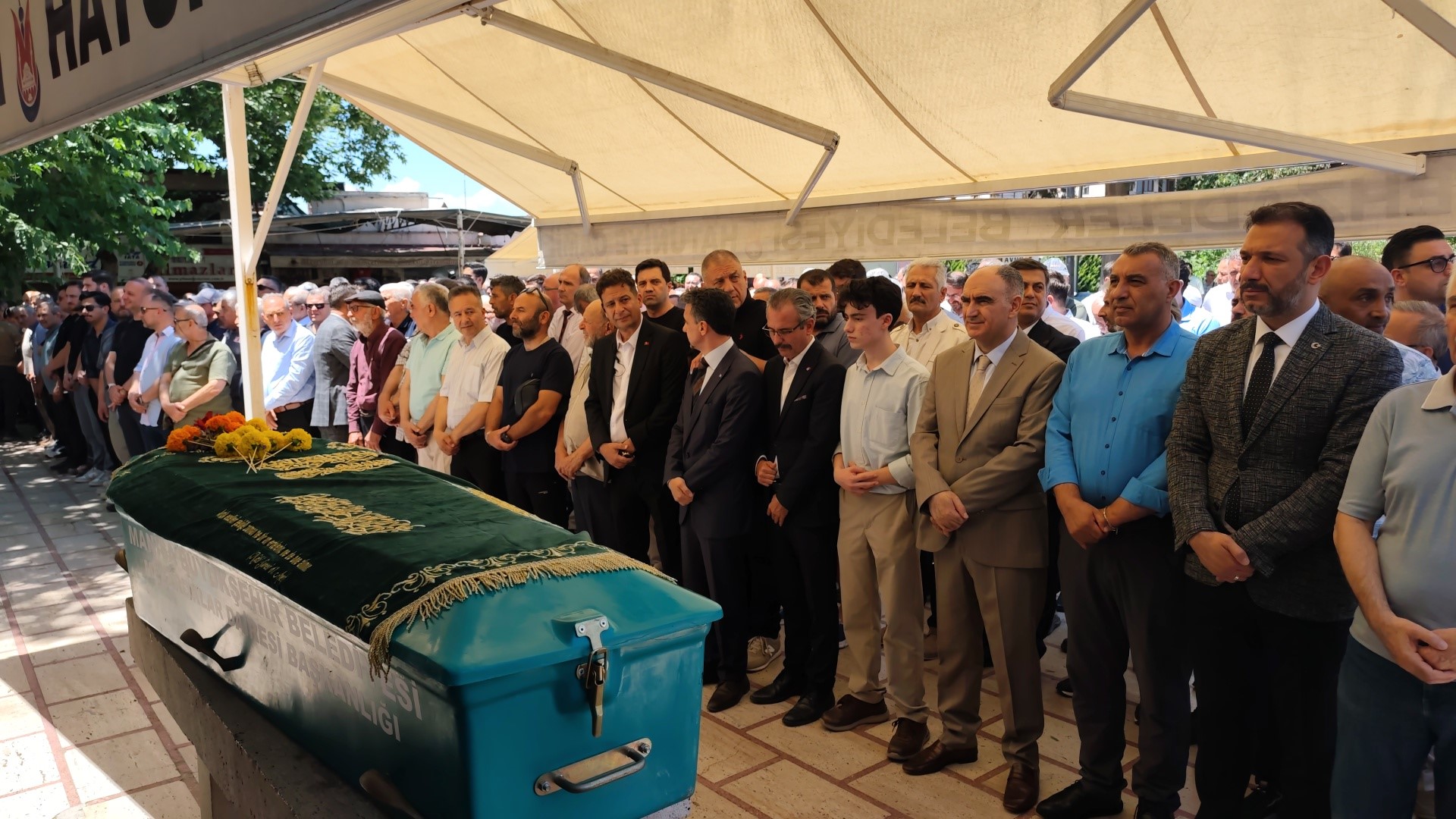 Acı haberi alan cami avlusunda yere yığıldı!