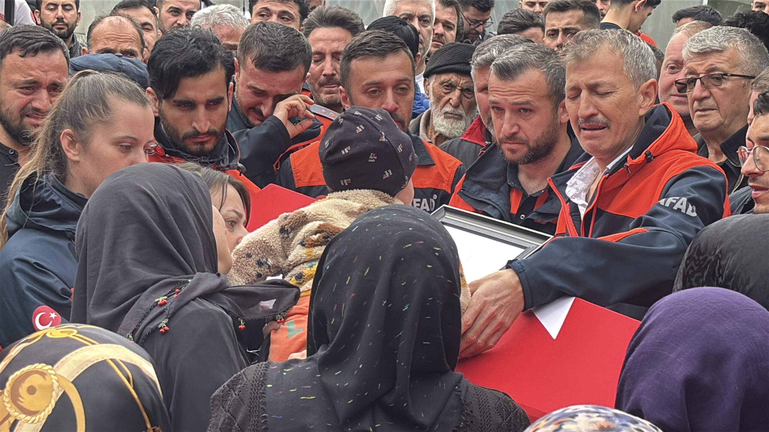 Eşi tabutuna sarılıp ağladı, babası cenaze namazını kıldırdı!