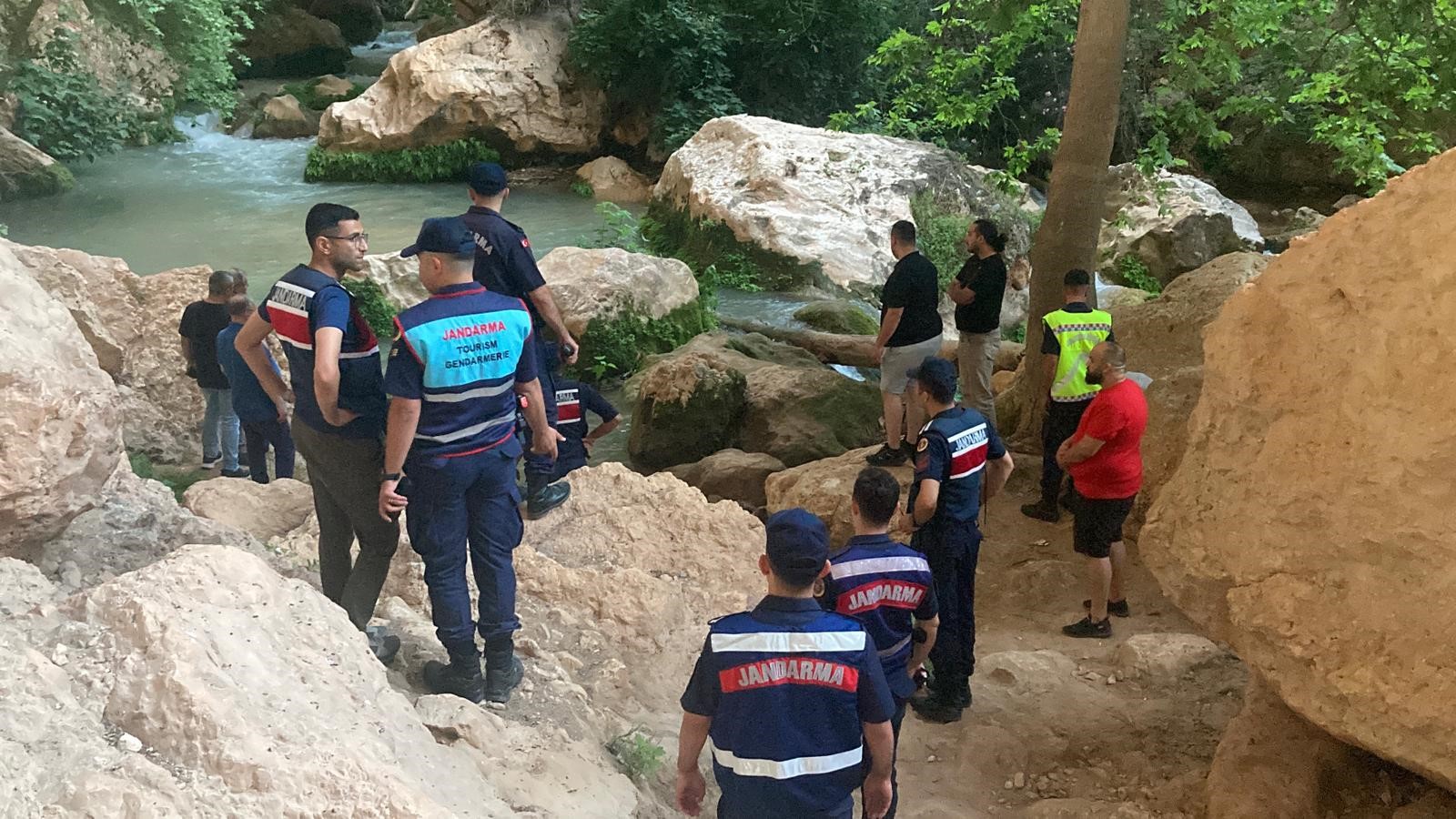 Çaya giren çocuk girdaba kapılarak can verdi!